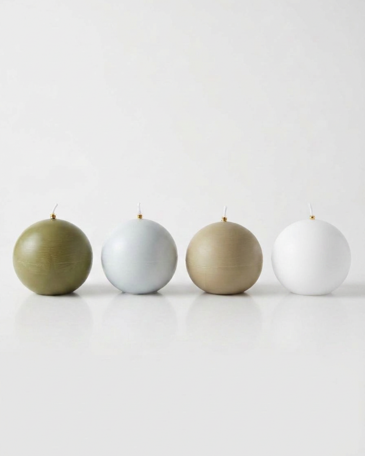 Modern sphere candle by Believe Candle – product view 1