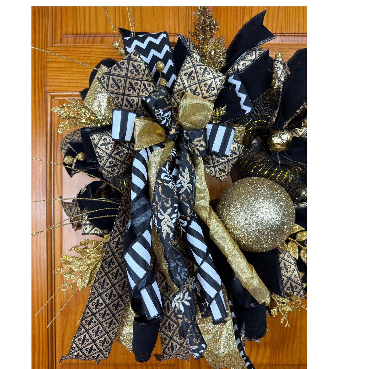 Black and gold fleur-de-lis Christmas wreath by Bouge Creations – view 2