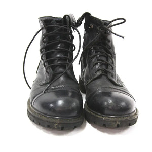 Black paracord boot laces tied on black combat boots