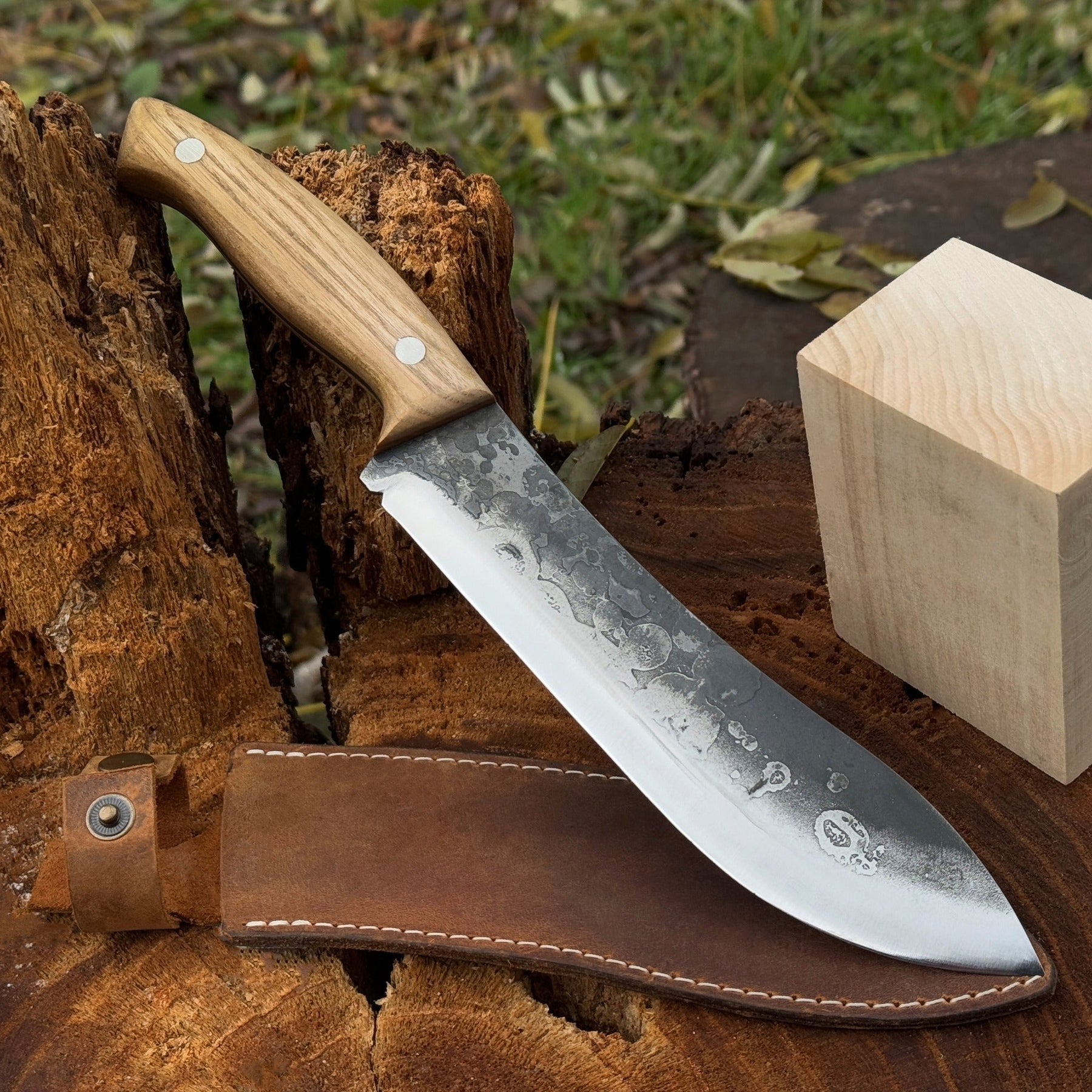 Hand-Forged Bushcraft Knife, 17 cm (6.7 inches) with leather sheath
